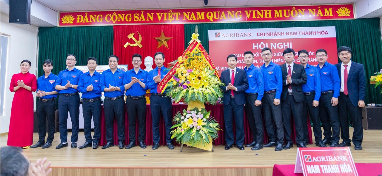 Các đồng chí trong Ban giám đốc chụp ảnh lưu niệm cùng đoàn viên thanh niên chi nhánh