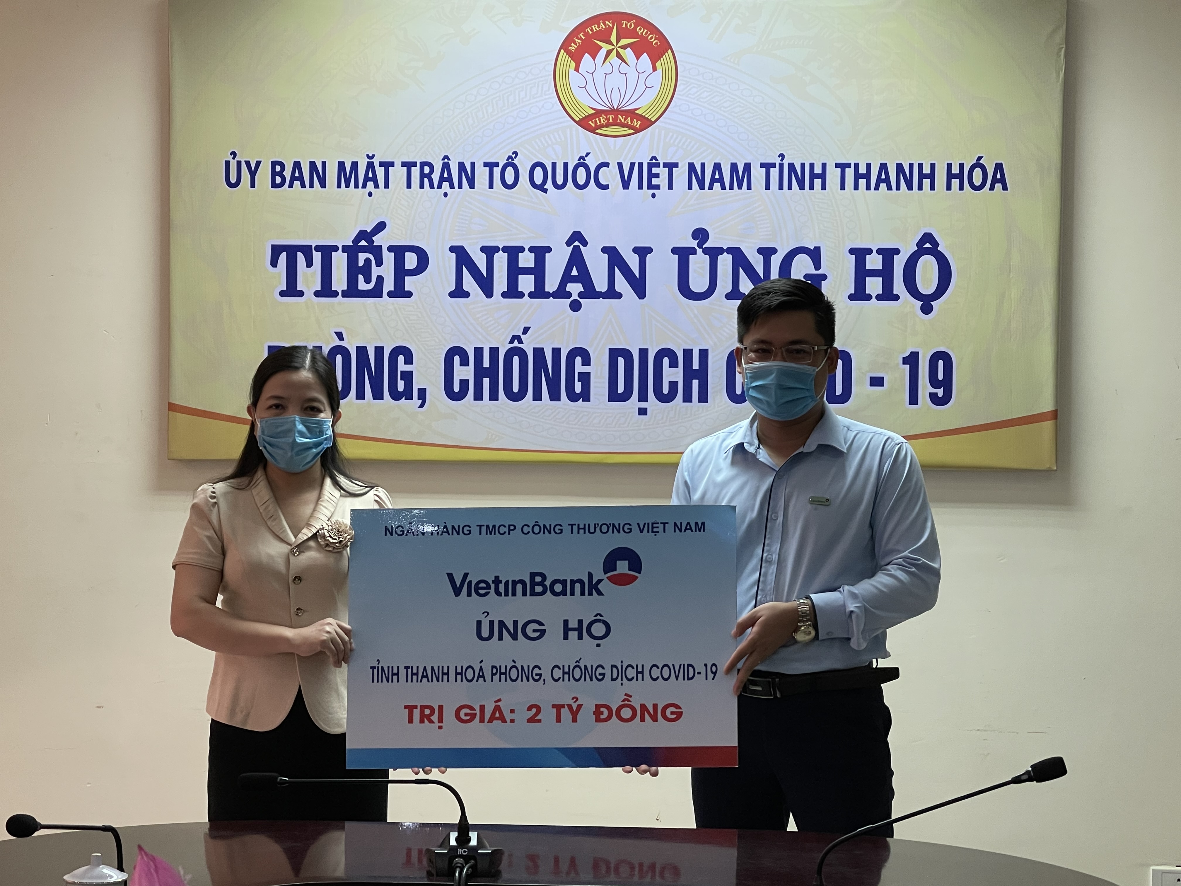 Ông Phạm Văn Nam - Giám đốc VietinBank Thanh Hóa trao biển trưng ủng hộ 