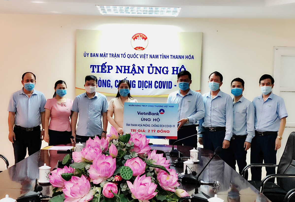 Các đại biểu tham dự lễ trao tặng quà ủng hộ