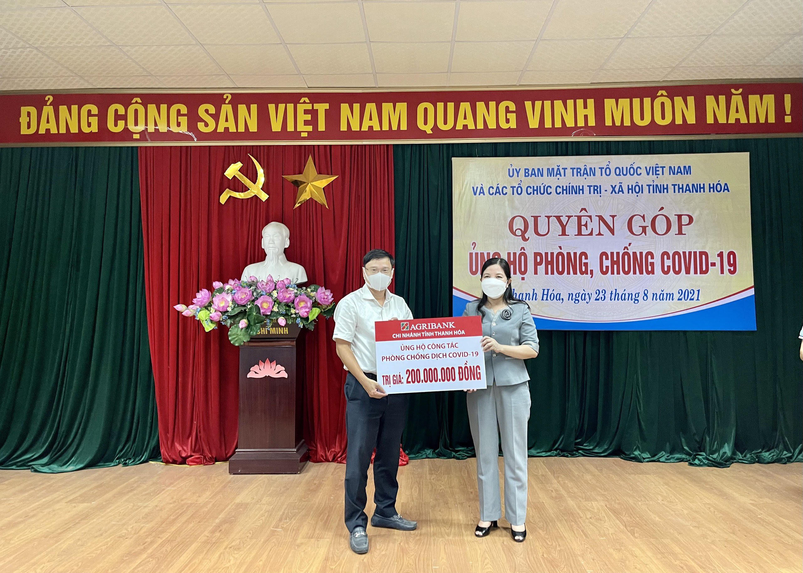 Ông Nguyễn Thuần Phong - Giám đốc Agribank chi nhánh tỉnh Thanh Hóa trao biểu trưng ủng hộ 200 triệu đồng cho công tác phòng, chống dịch Covid-19 