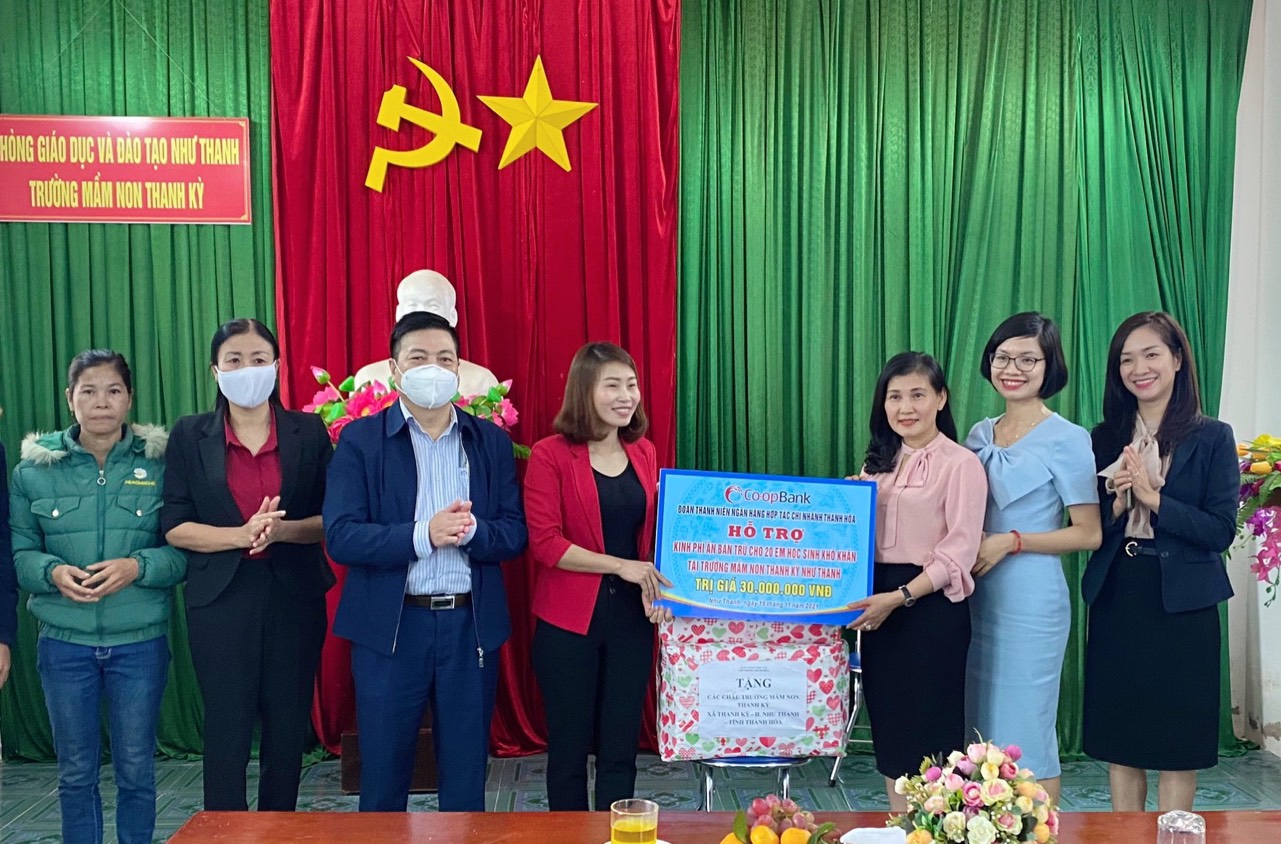 Đoàn trao kinh phí hỗ trợ ăn bán trú cho 20 học sinh có hoàn cảnh khó khăn Trường mầm non Thanh Kỳ, huyện Như Thanh