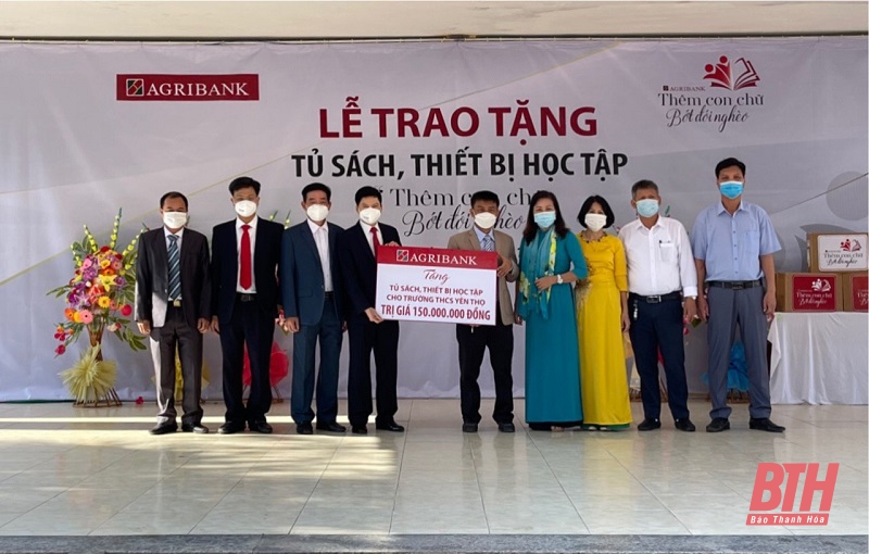 Đại diện lãnh đạo Agribank Nam Thanh Hóa trao biểu trưng tủ sách, thiết bị học tập với chủ đề “Thêm con chữ, bớt đói nghèo" cho Trường THCS Yên Thọ