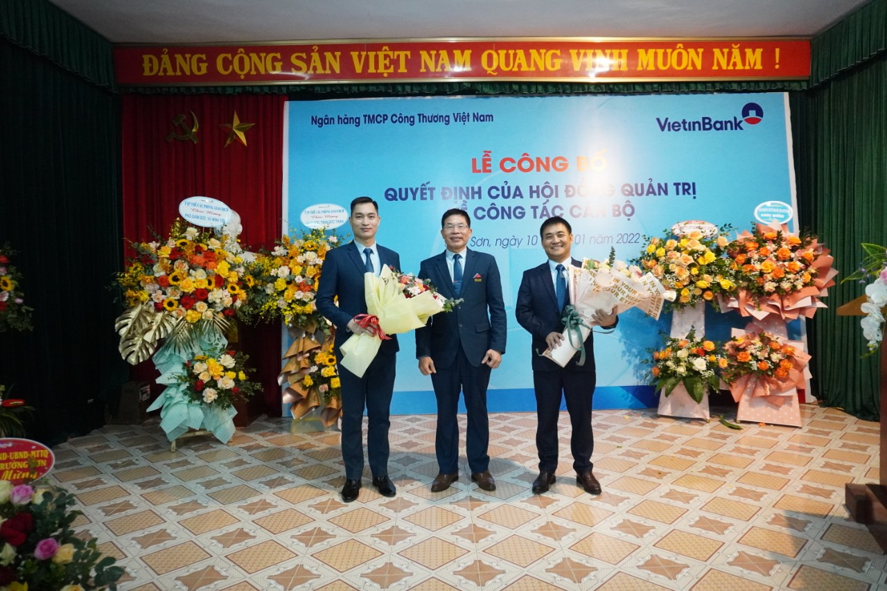 Ông Lê Văn Dũng - Giám đốc Vietinbank Bắc Thanh Hóa (nguyên là Giám đốc Vietinbank Sầm Sơn) tặng hoa chúc mừng 