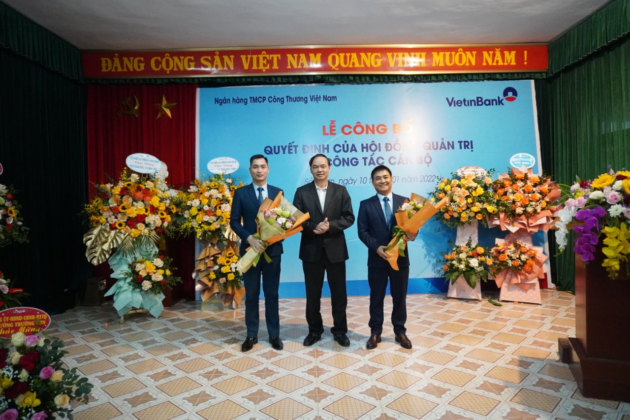 Ông Tống Văn Ánh - Giám đốc NHNN chi nhánh Thanh Hóa tặng hoa chúc mừng ông Trần Đức Thịnh - Giám đốc Vietinbank Sầm Sơn và ông Vũ Minh Tiến - Phó Giám đốc Vietinbank Sầm Sơn