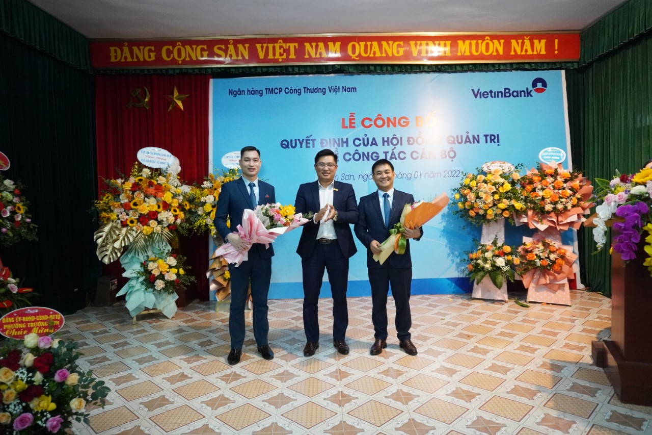 Đồng chí Phạm Văn Nam - Giám đốc Vietinbank Thanh Hóa tặng hoa chúc mừng