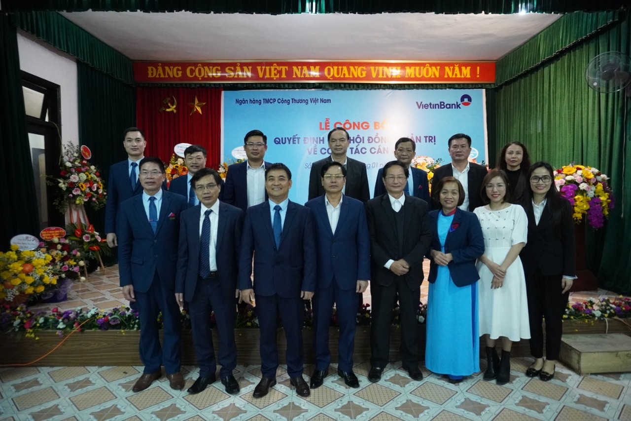 Các đồng chí lãnh đạo NHNN chi nhánh Thanh Hóa, nguyên lãnh đạo Vietibank Sầm Sơn và lãnh đạo Vietinbank Sầm Sơn đương nhiệm