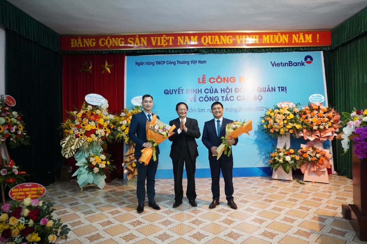 Đồng chí Phạm Văn Lâm - Nguyên Giám đốc Vietinbank Sầm Sơn, nguyên Giám đốc Vietinbank Thanh Hóa tặng hoa chúc mừng 