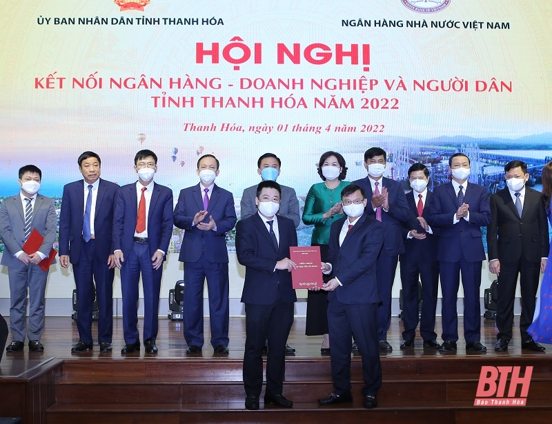 Đại diện Công ty Điện lực Thanh Hóa và Ngân hàng Nông nghiệp phát triển nông thôn Chi nhánh tỉnh Thanh Hóa trao thỏa thuận vốn tín dụng.