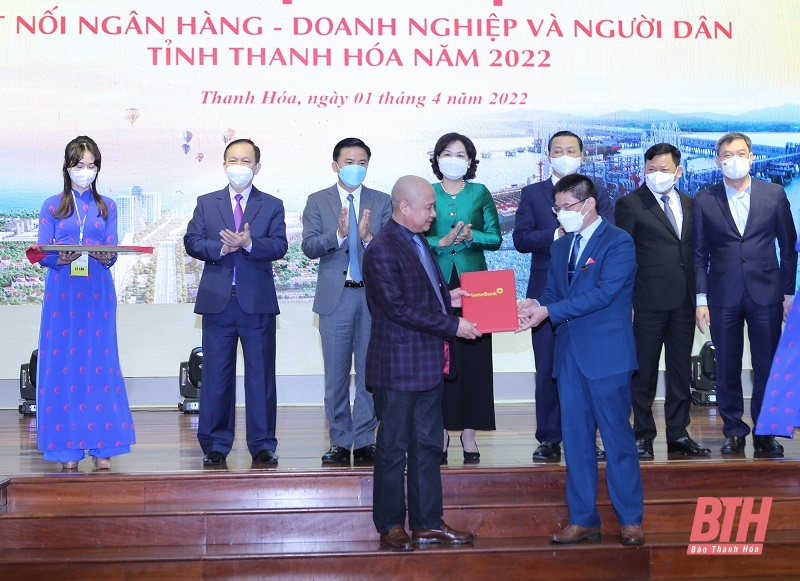 Ngân hàng TMCP Công thương Việt Nam Chi nhánh Bắc Thanh Hóa trao hợp đồng nguyên tắc tài trợ dự án cho các doanh nghiệp.