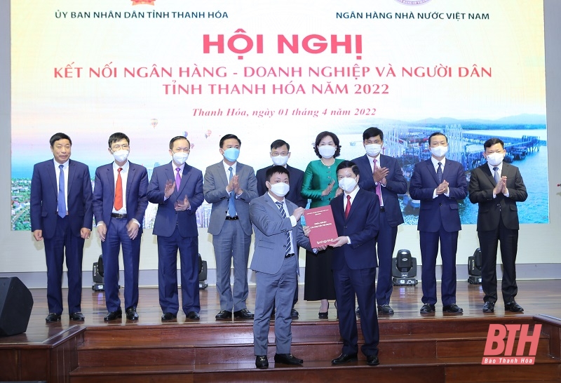 Đại diện Công ty TNHH Văn Lang yufukuya và Ngân hàng Nông nghiệp phát triển nông thôn Chi nhánh Nam Thanh Hóa trao thỏa thuận vốn tín dụng.