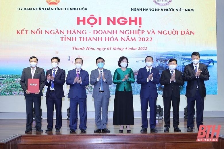 Các đồng chí Nguyễn Thị Hồng, Ủy viên Trung ương Đảng, Thống đốc Ngân hàng Nhà nước Việt Nam; Đỗ Trọng Hưng, Ủy viên Trung ương Đảng, Bí thư Tỉnh ủy, Chủ tịch HĐND tỉnh Thanh Hoá và các đồng chí lãnh đạo Ngân hàng Nhà nước Việt Nam, tỉnh Thanh Hóa chứng kiến các ngân hàng cam kết cấp tín dụng.