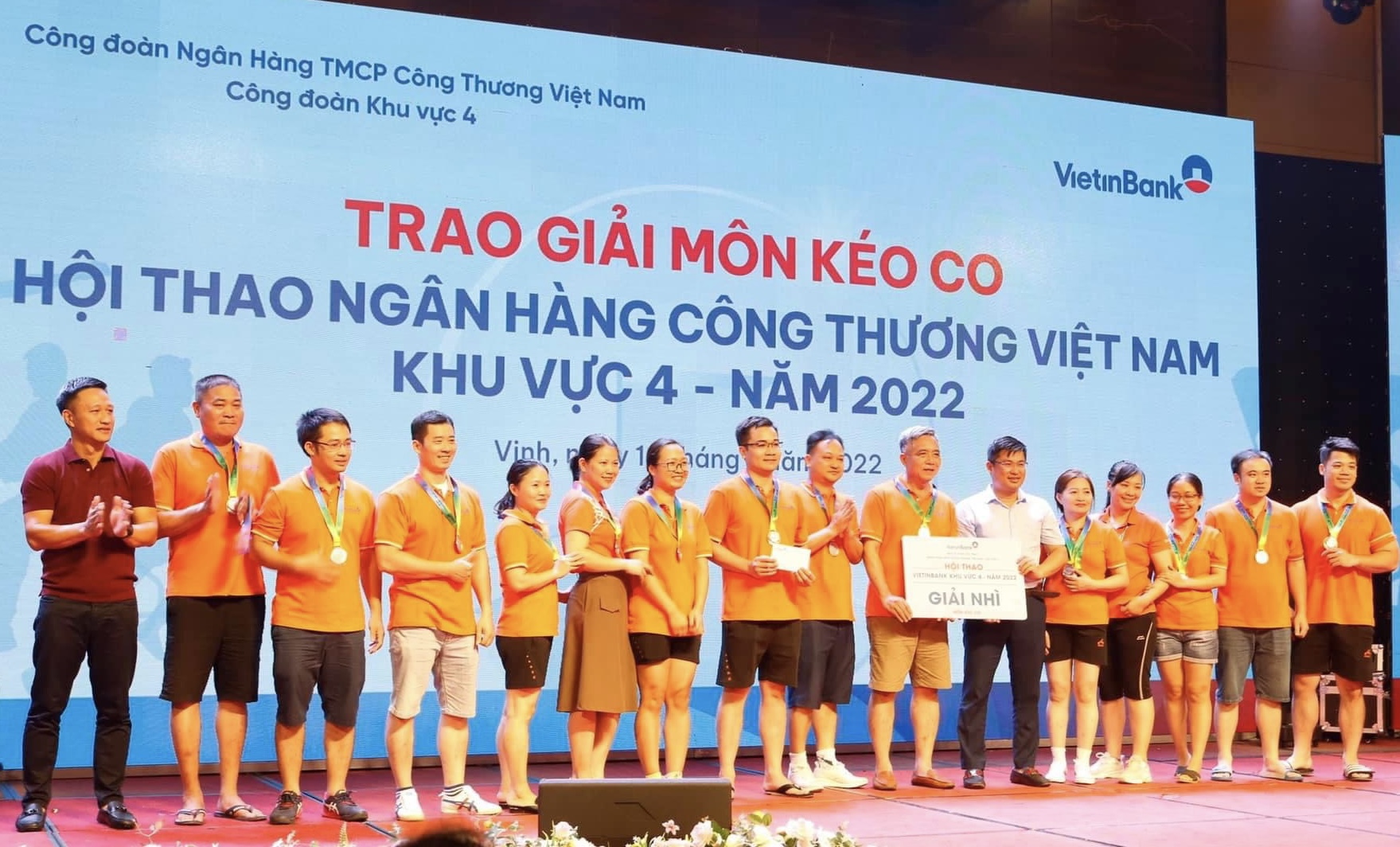 Ban tổ chức trao giải nhì môn kéo co cho VietinBank Thanh Hóa