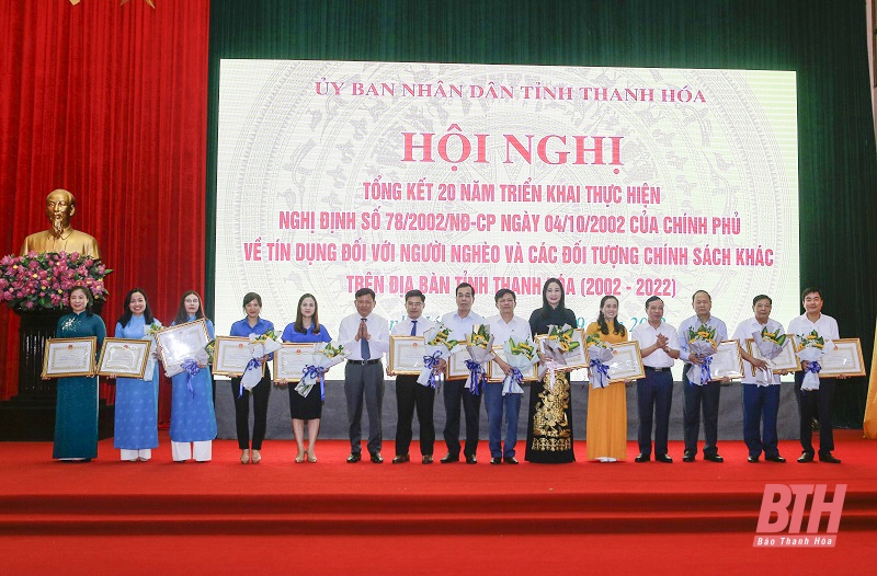 Đồng chí Lại Thế Nguyên, Phó Bí thư Thường trực Tỉnh ủy, Trưởng đoàn ĐBQH tỉnh Thanh Hóa cùng các đồng chí lãnh đạo tỉnh trao Bằng khen của Chủ tịch UBND tỉnh cho các tập thể có thành tích xuất sắc trong công tác triển khai thực hiện vốn vay ưu đãi đối với hộ nghèo và các đối tượng chính sách.