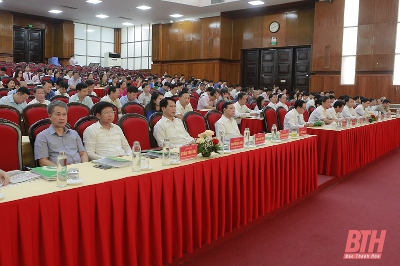 Đồng chí Lại Thế Nguyên, Phó Bí thư Thường trực Tỉnh ủy, Trưởng đoàn ĐBQH tỉnh cùng các đại biểu dự hội nghị.