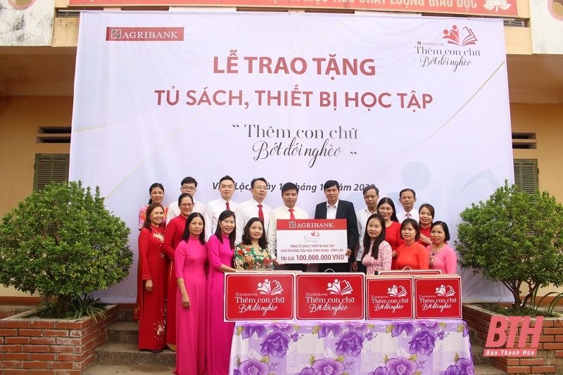 Agribank Bắc Thanh Hóa trao biểu trưng tặng máy tính và thiết bị học tập cho Trường tiểu học Vĩnh Hùng (Vĩnh Lộc).