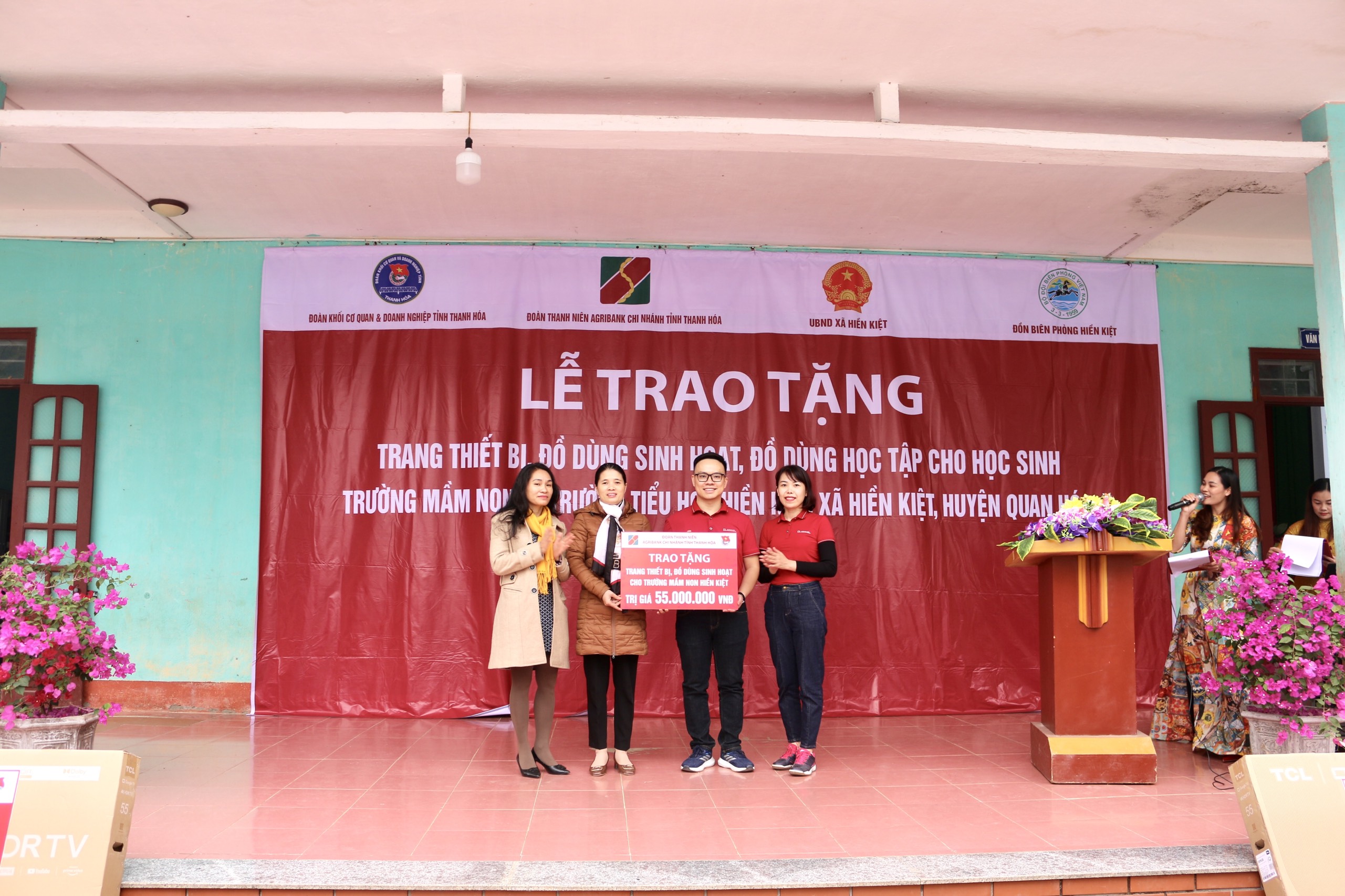 Đ/c Hoàng Ngọc Trọng – Bí thư Đoàn TN và đ/c Lê Thị Mai Hà – Trưởng phòng DV&MKT Agribank Thanh Hóa trao tặng biểu trưng hỗ trợ trang thiết bị đồ dùng sinh hoạt cho trường Mầm non Hiền Kiệt, Quan Hóa