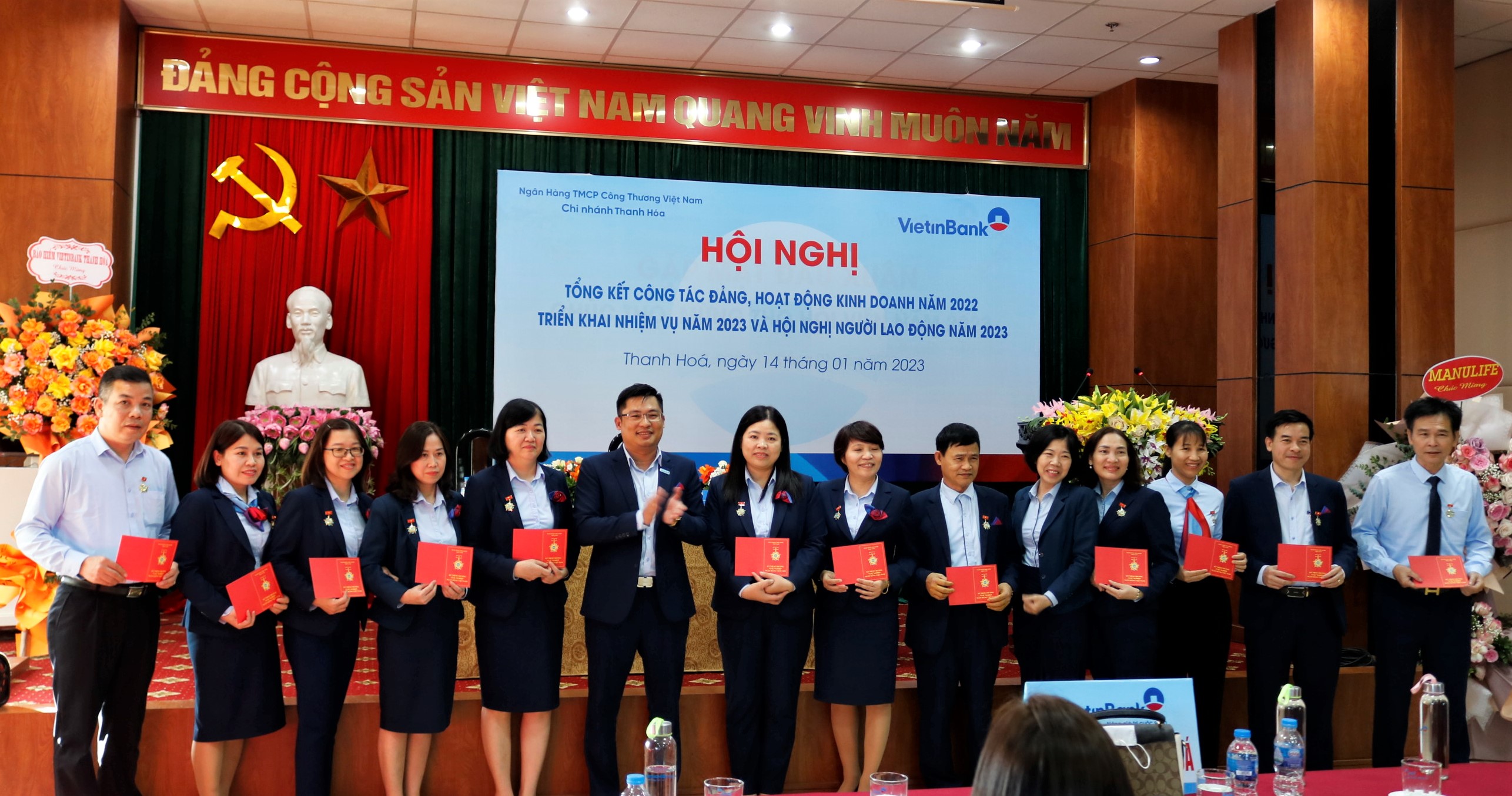 Lãnh đạo chi nhánh trao tặng kỷ niệm chương “Vì sự nghiệp ngân hàng Việt Nam”