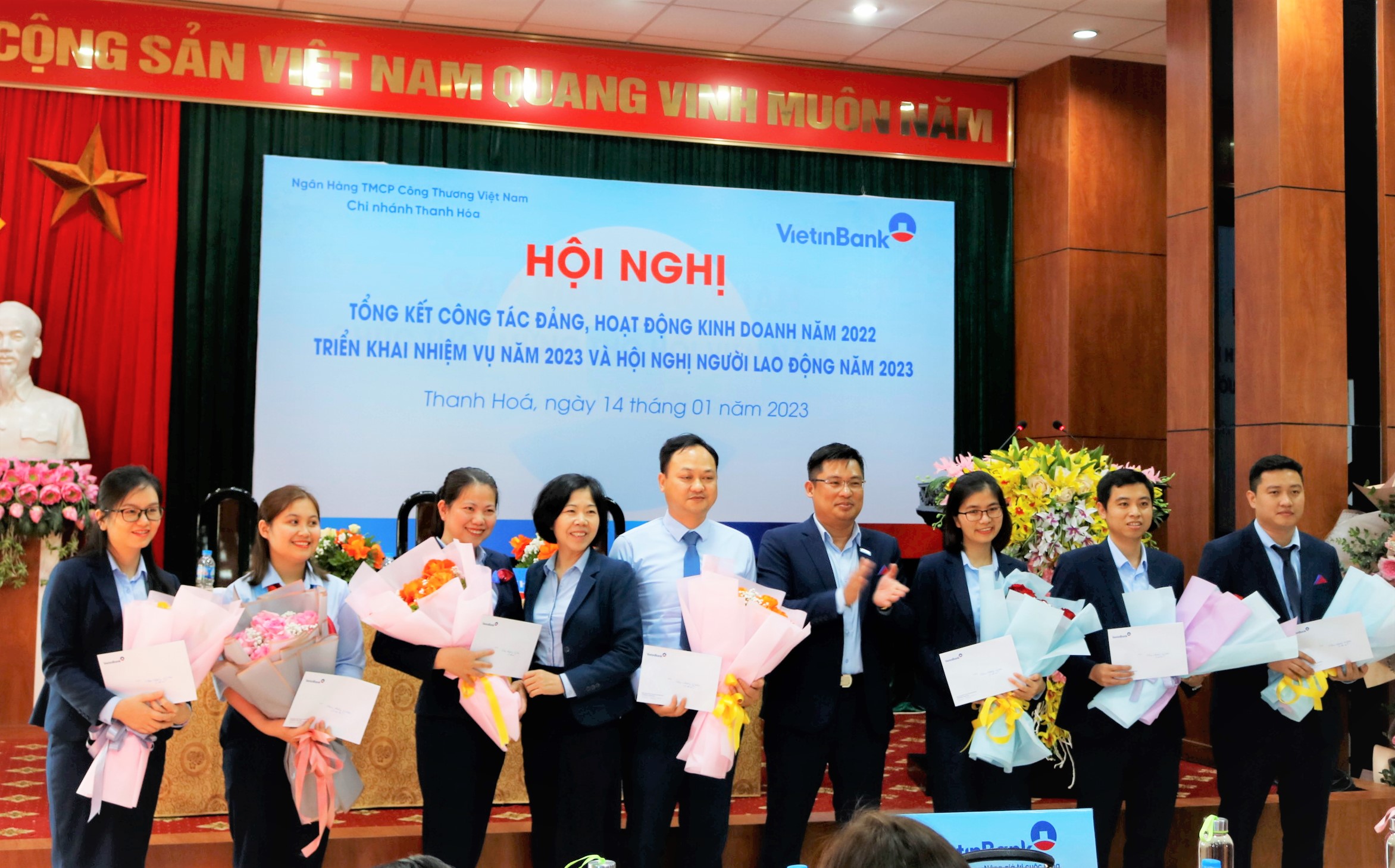 Ông Phạm Văn Nam- Bí thư Đảng ủy, Giám đốc CN trao hoa và phần thưởng cho                                     các cá nhân đạt thành tích cao trong năm 2022