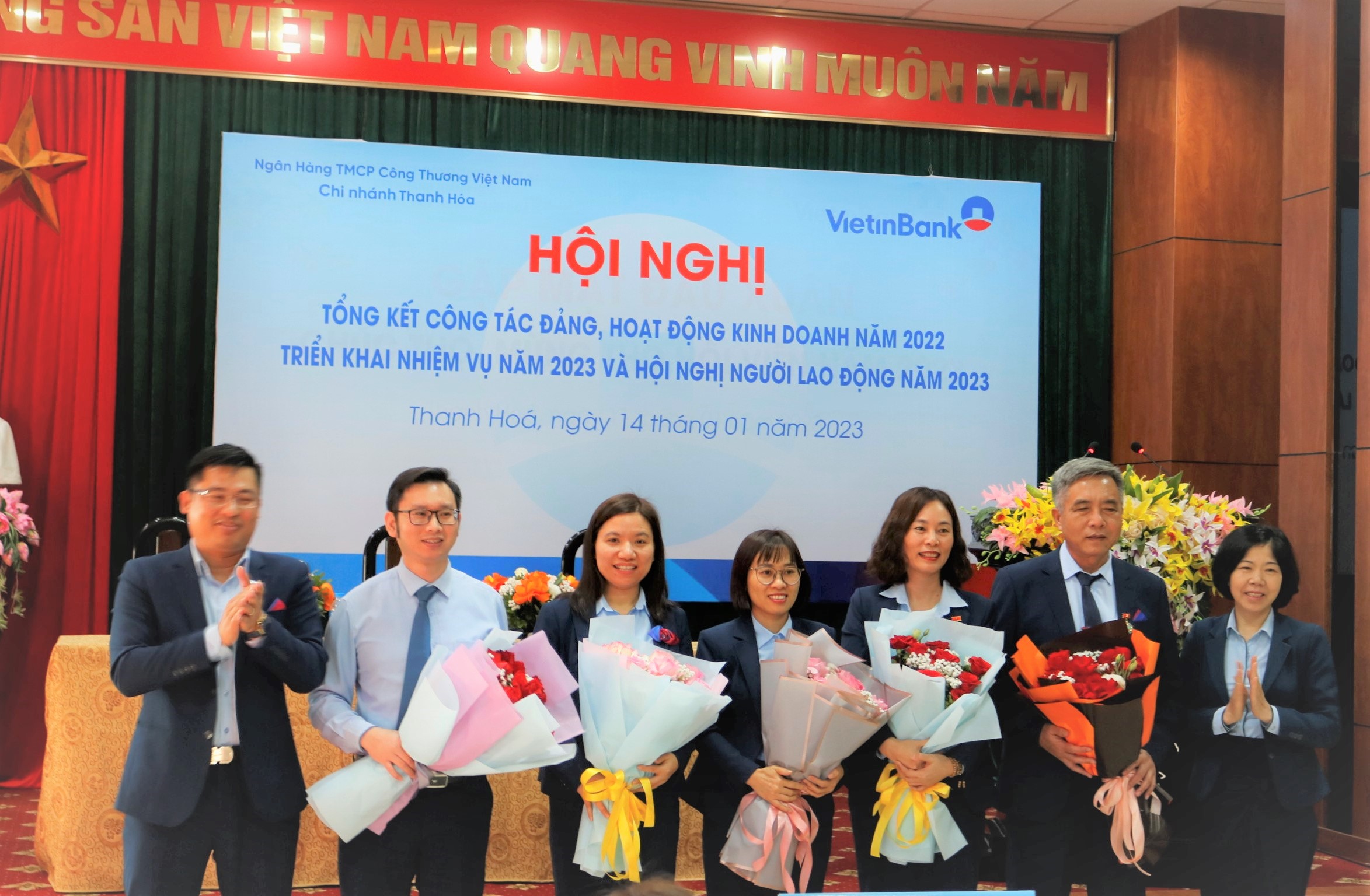 Ban lãnh đạo chi nhánh tặng hoa cho các phòng đạt hoàn thành xuất sắc nhiệm vụ