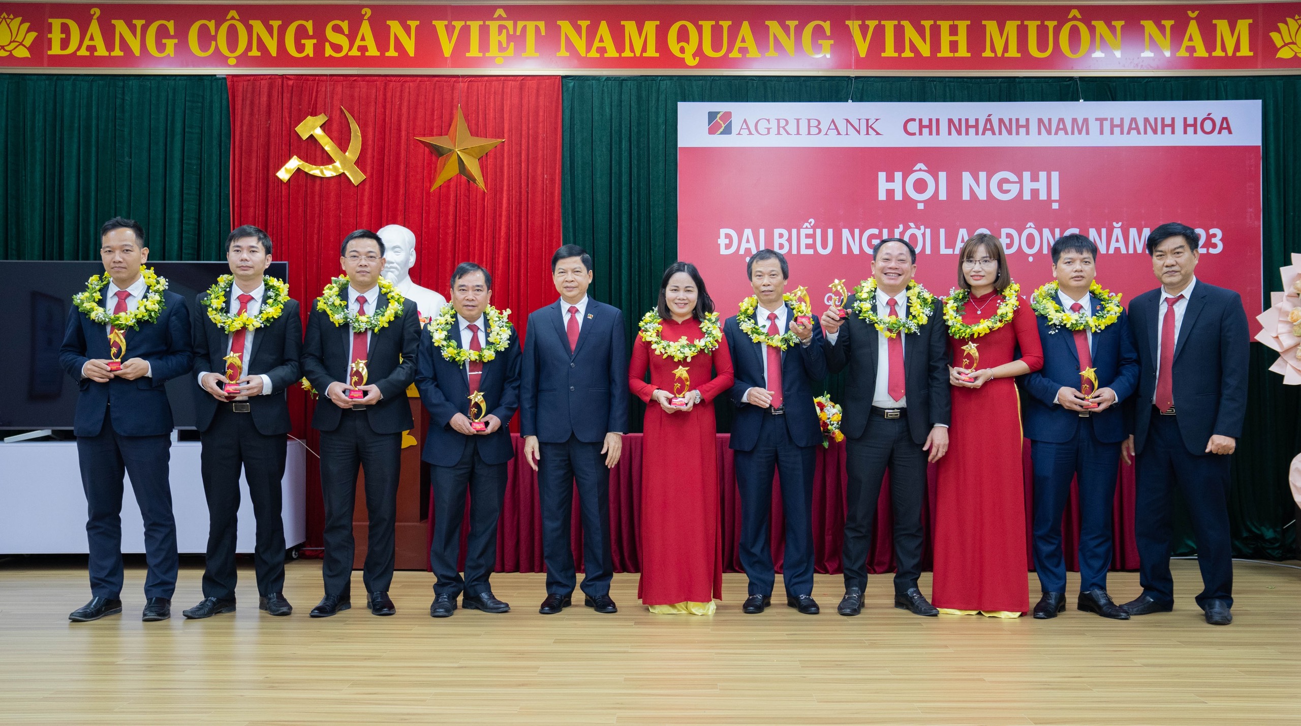 Khen thưởng cho các tập thể và cá nhân có thành tích xuất sắc