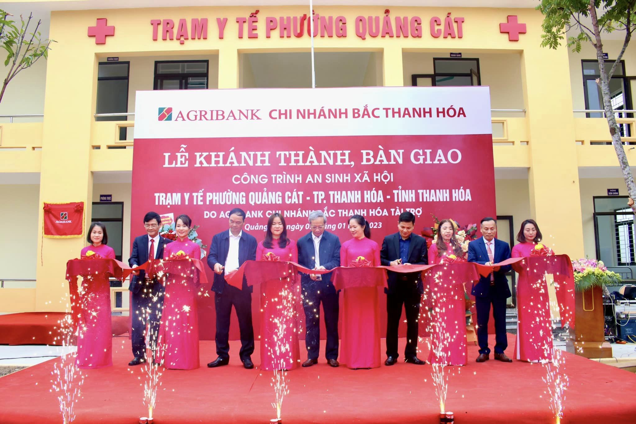 Các đại biểu cắt băng khánh thành khai trương công trình trạm y tế phường Quảng Cát