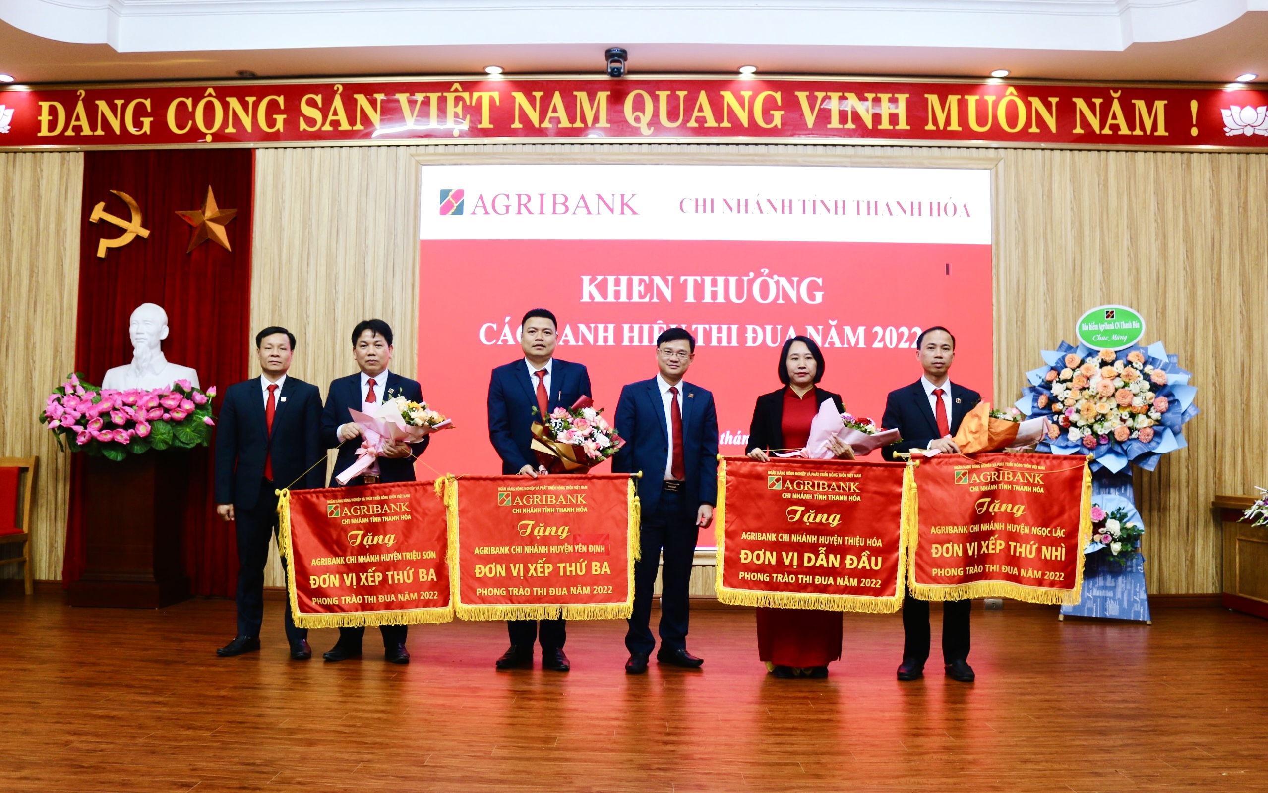Khen thưởng các Chi nhánh có hoạt động kinh doanh xuất sắc nhất năm 2022
