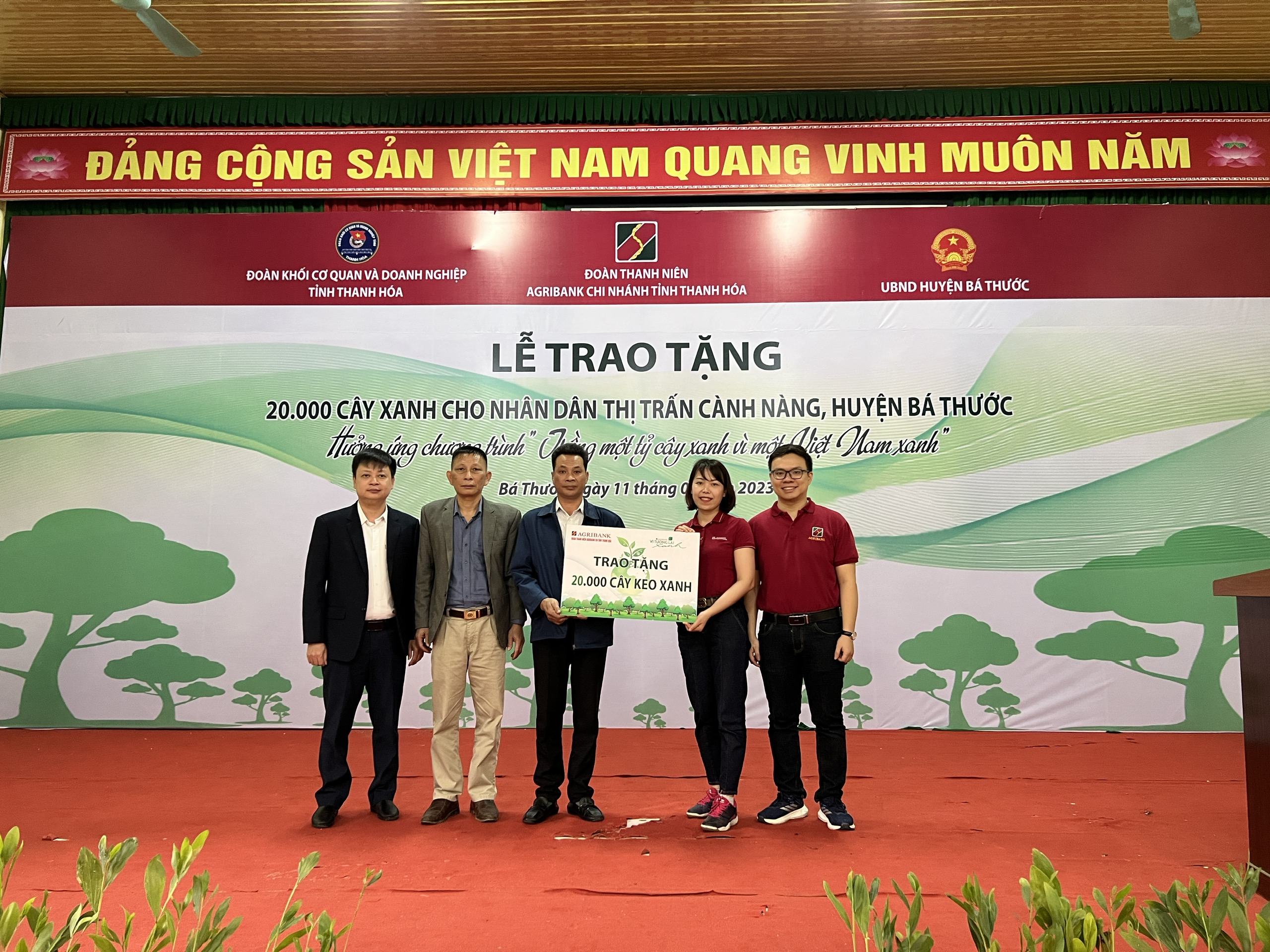 Đoàn thanh niên Agribank chi nhánh Thanh Hóa trao tặng 20.000 cây xanh cho nhân dân khu phố Măng, thị trấn Cành Nàng, huyện Bá Thước