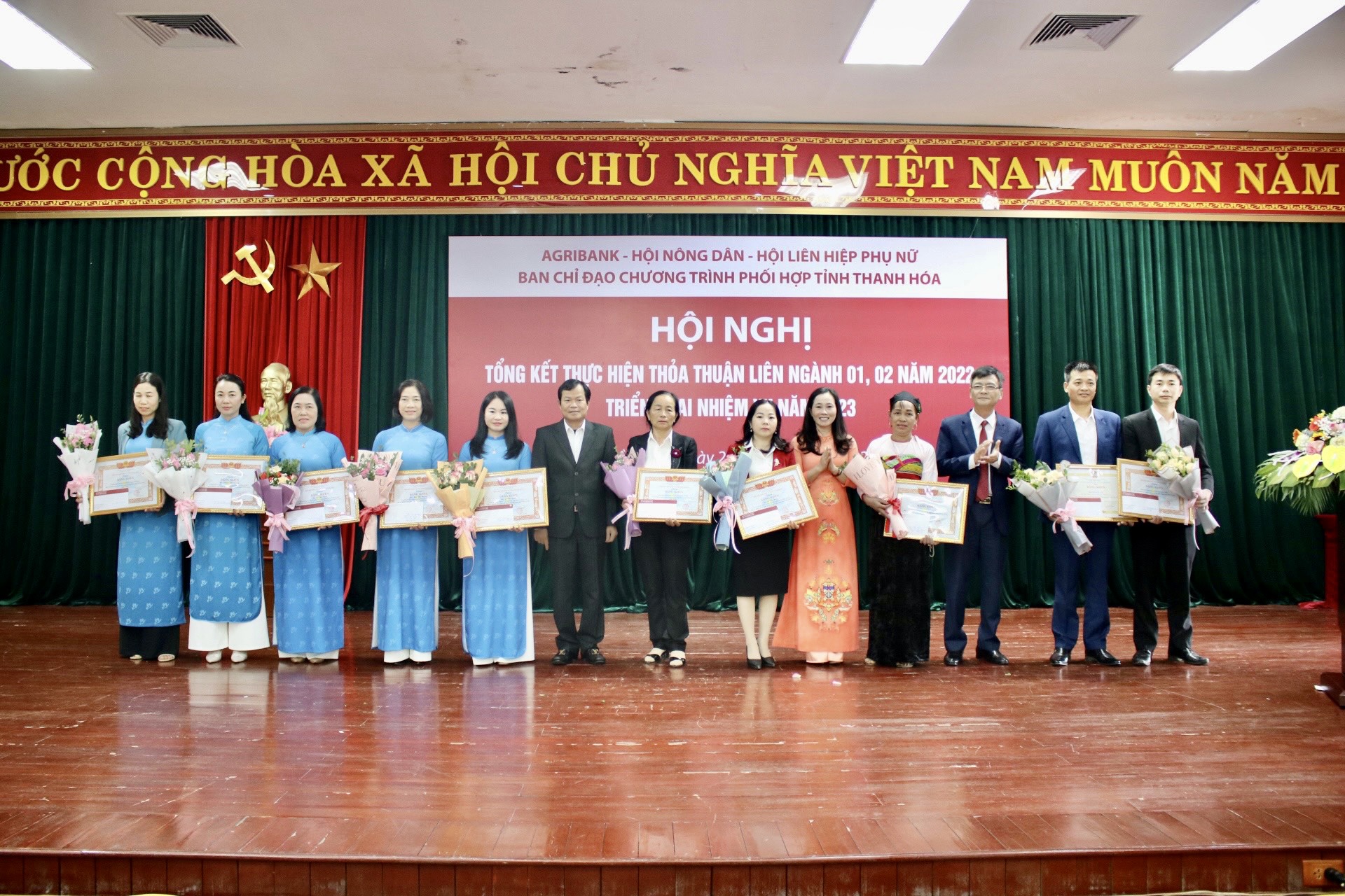 Các tập thể và cá nhân được khen thưởng