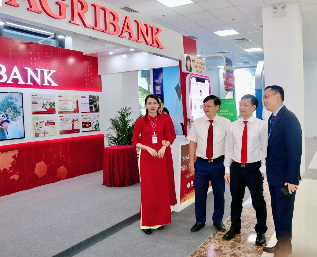 Đại biểu tham quan gian hàng Chuyển đổi số của Agribank Chi nhánh tỉnh Thanh Hóa 