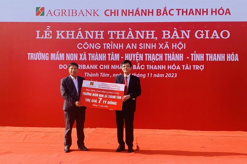 Đồng chí Nguyễn Thái Triệu - Giám đốc Agribank Bắc Thanh Hóa trao tặng biểu trưng công trình an sinh xã hội Trường Mầm non xã Thành Tâm trị giá 7 tỷ đồng cho lãnh đạo xã Thành Tâm (Thạch Thành).