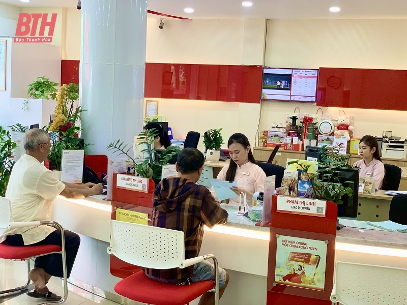 Khách hàng đến giao dịch tại HD Bank Thanh Hóa.