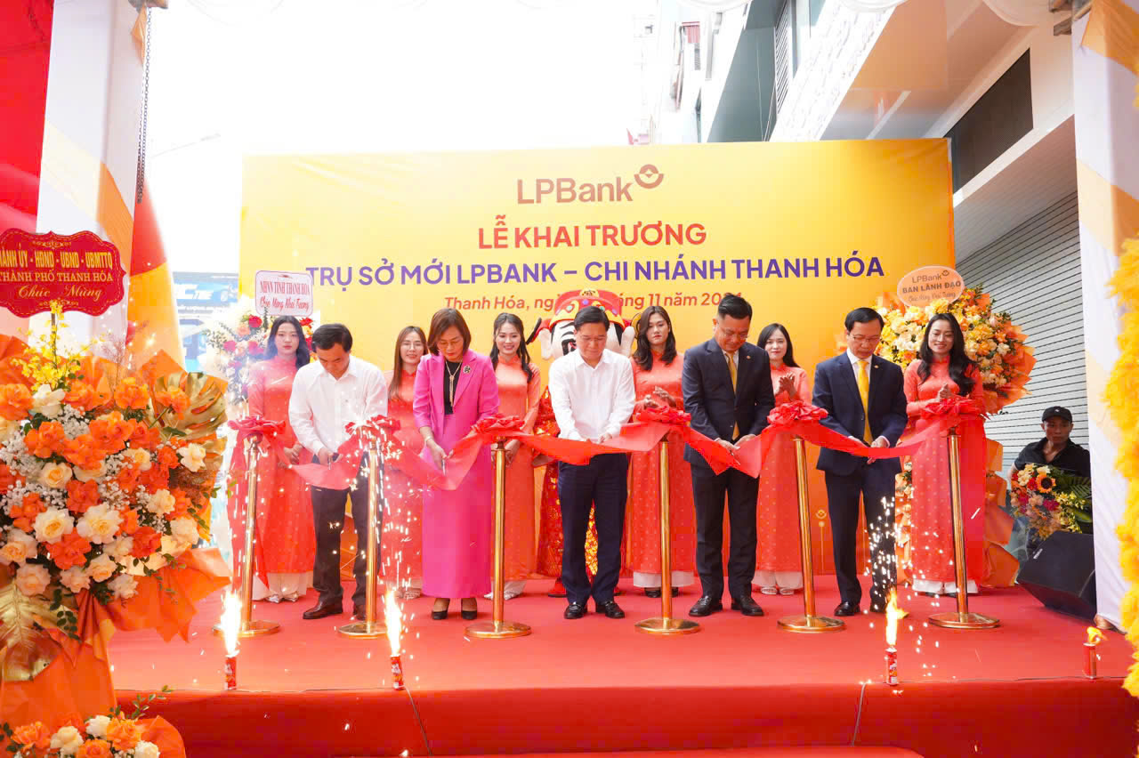 Các đại biểu cắt băng khai trương trụ sở mới của LPBank Thanh Hóa