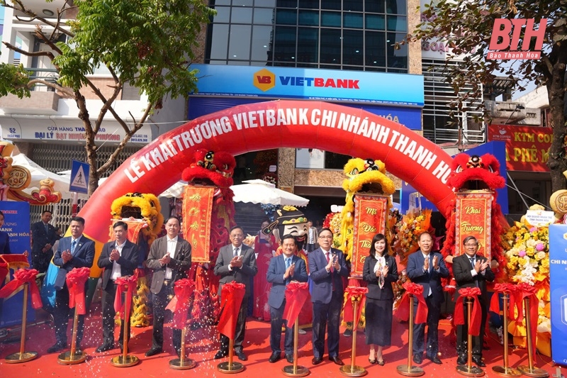 Các đại biểu cắt băng khai trương Chi nhánh Vietbank Thanh Hóa.