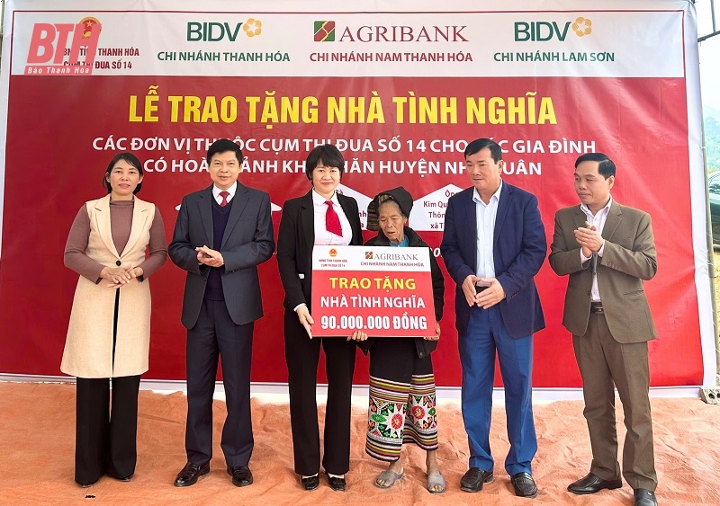 Agribank Nam Thanh Hóa trao biểu trưng tài trợ 90 triệu đồng cho gia đình bà gia đình bà Lò Thị Tư.