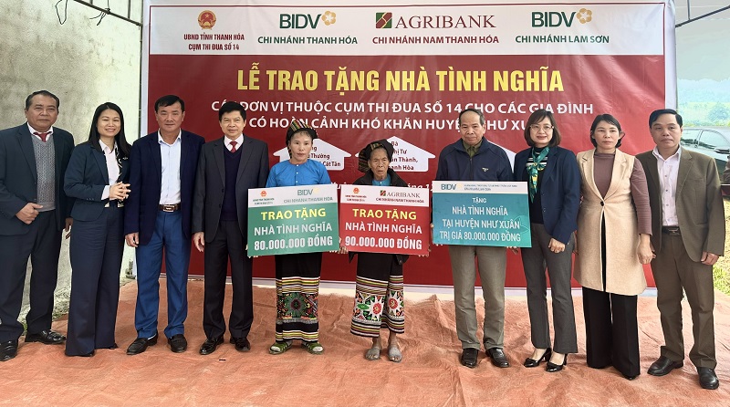 Agribank Nam Thanh Hóa, BIDV Thanh Hóa và BIDV Lam Sơn bàn giao nhà tình nghĩa cho các hộ nghèo, gia đình chính sách tại huyện Như Xuân.