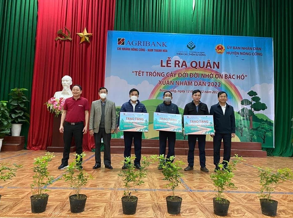 Đại diện lãnh đạo Agribank Nông Cống trao biểu trưng tặng cây bóng mát cho các địa phương huyện Nông Cống.