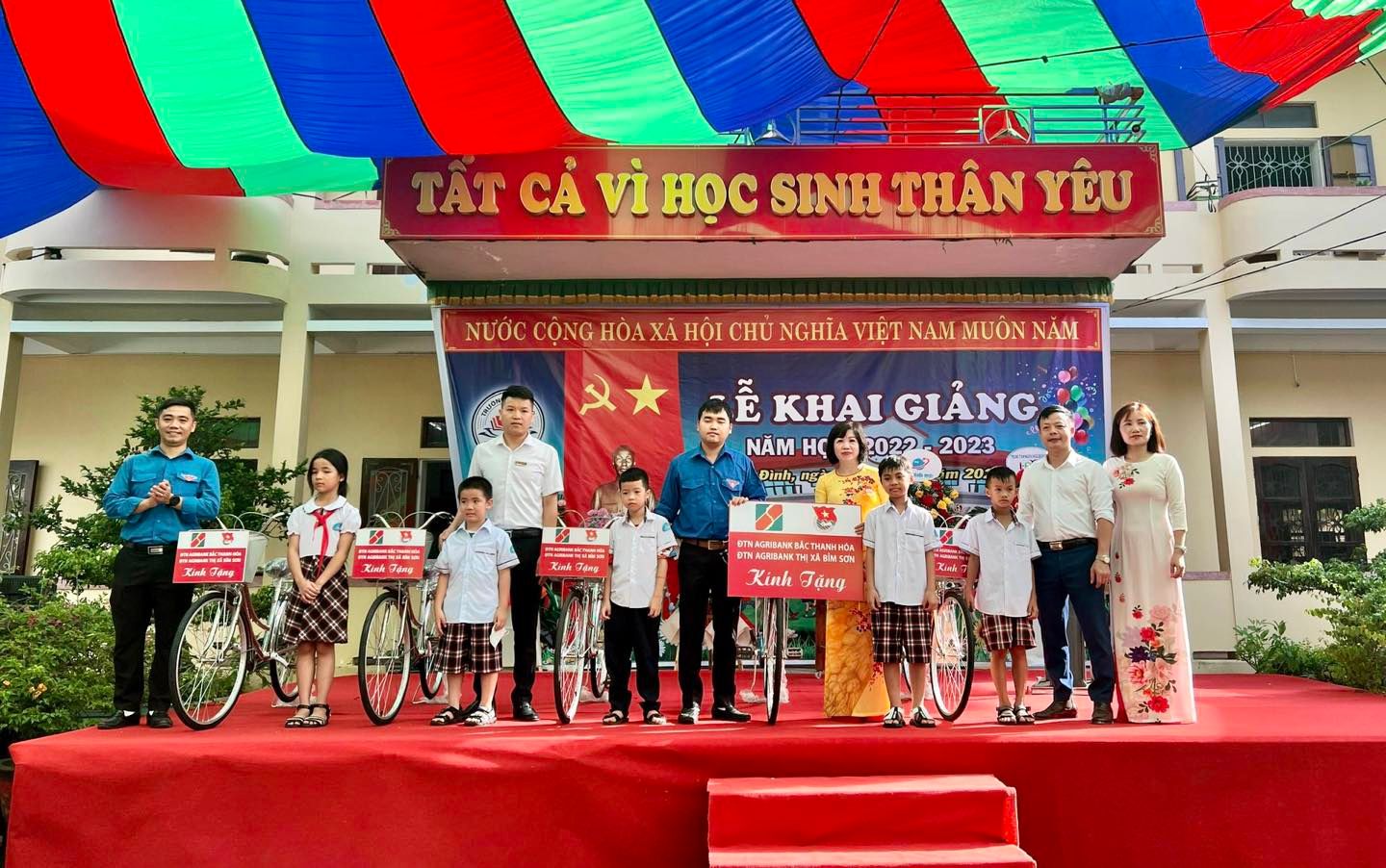 Đại diện đoàn thanh niên Agribank trao tặng xe đạp cho các học sinh có hoàn cảnh khó khăn