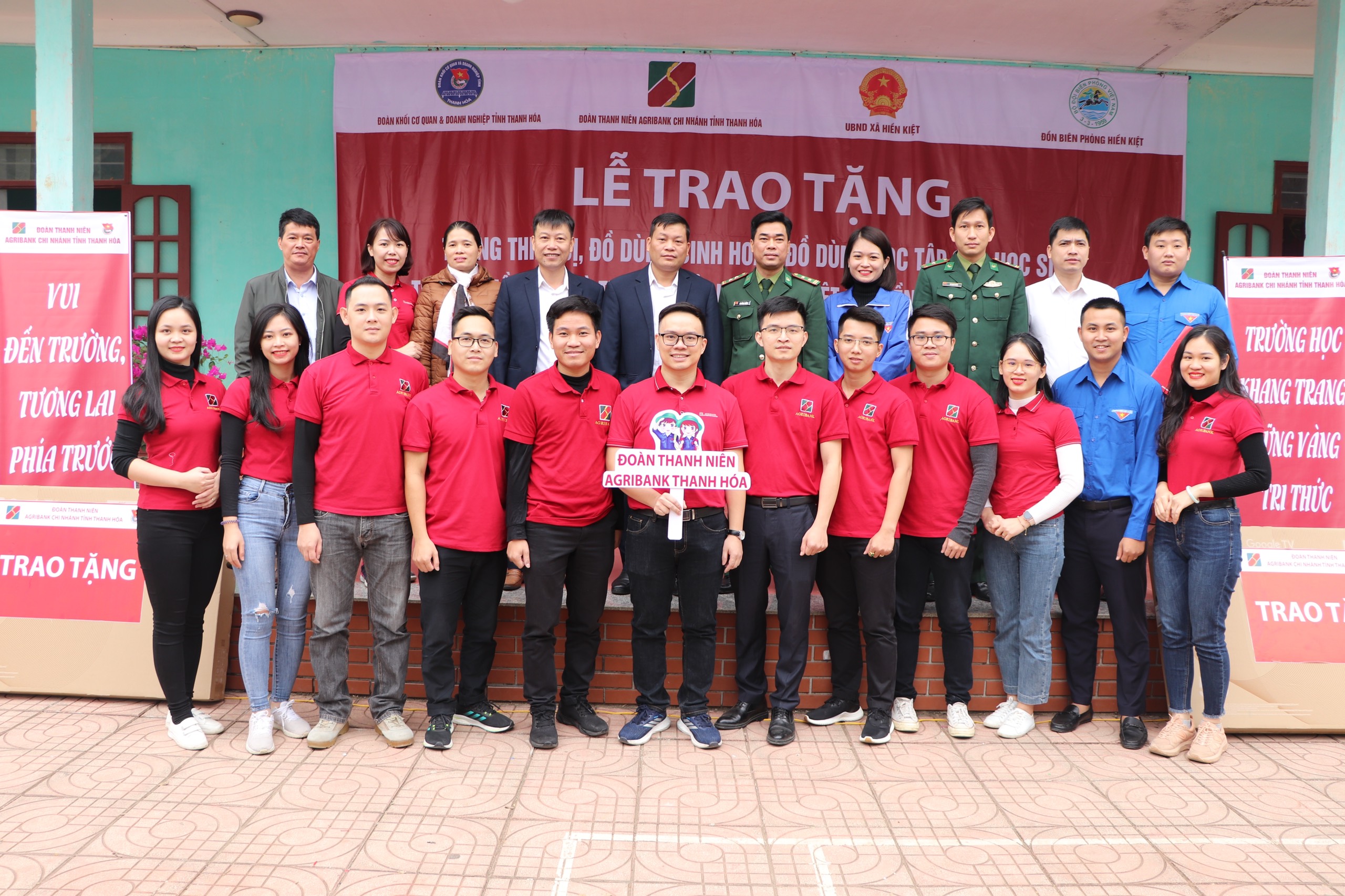 Đoàn thanh niên Agribank Thanh Hóa chụp ảnh lưu niệm với các đồng chí đồn Biên phòng và thầy cô trường mầm non và tiểu học Hiền Kiệt, Quan Hóa.