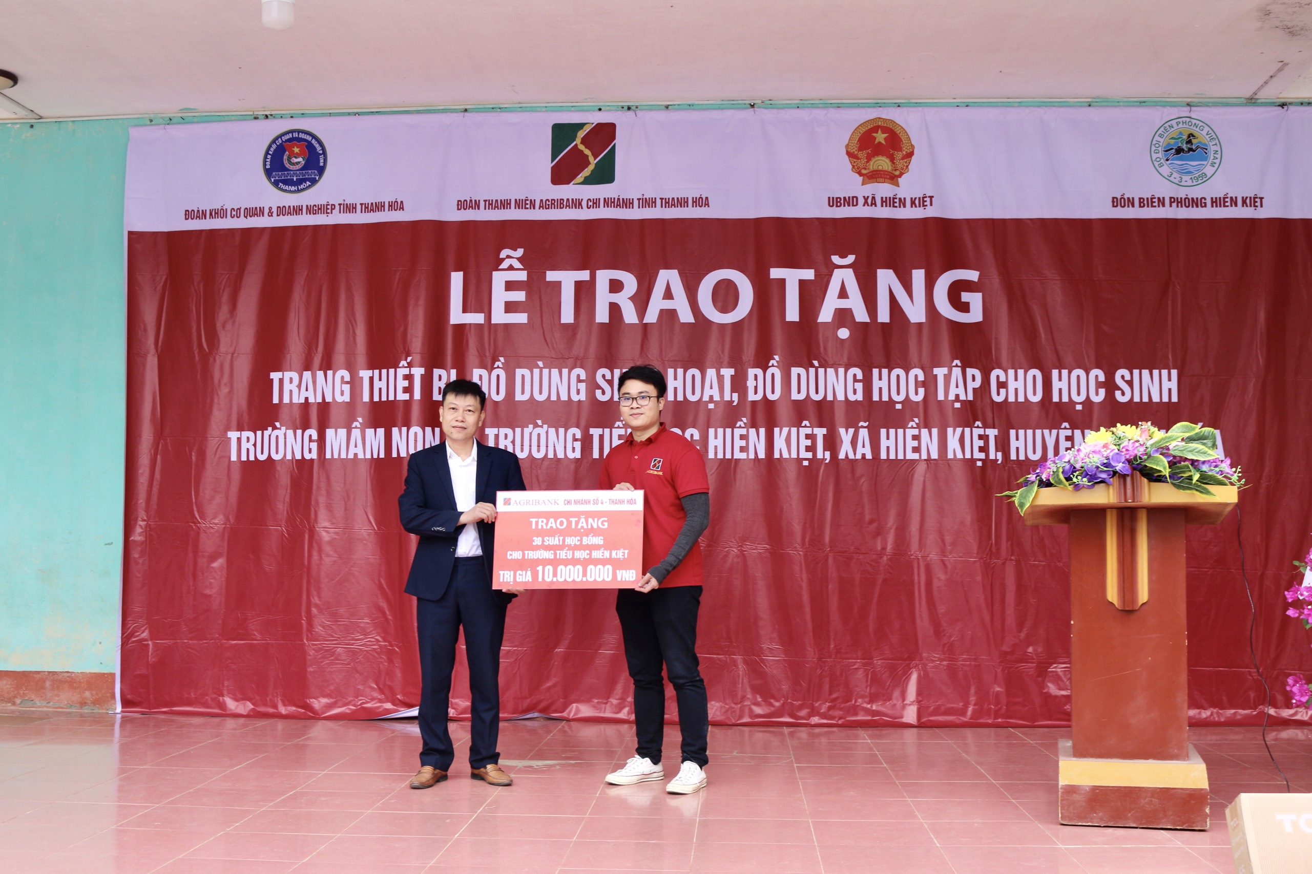 Đại diện Agribank Số 4 – Thanh Hóa trao biểu trưng hỗ trợ 30 suất học bổng cho học sinh trường tiểu học Hiền Kiệt, Quan Hóa.