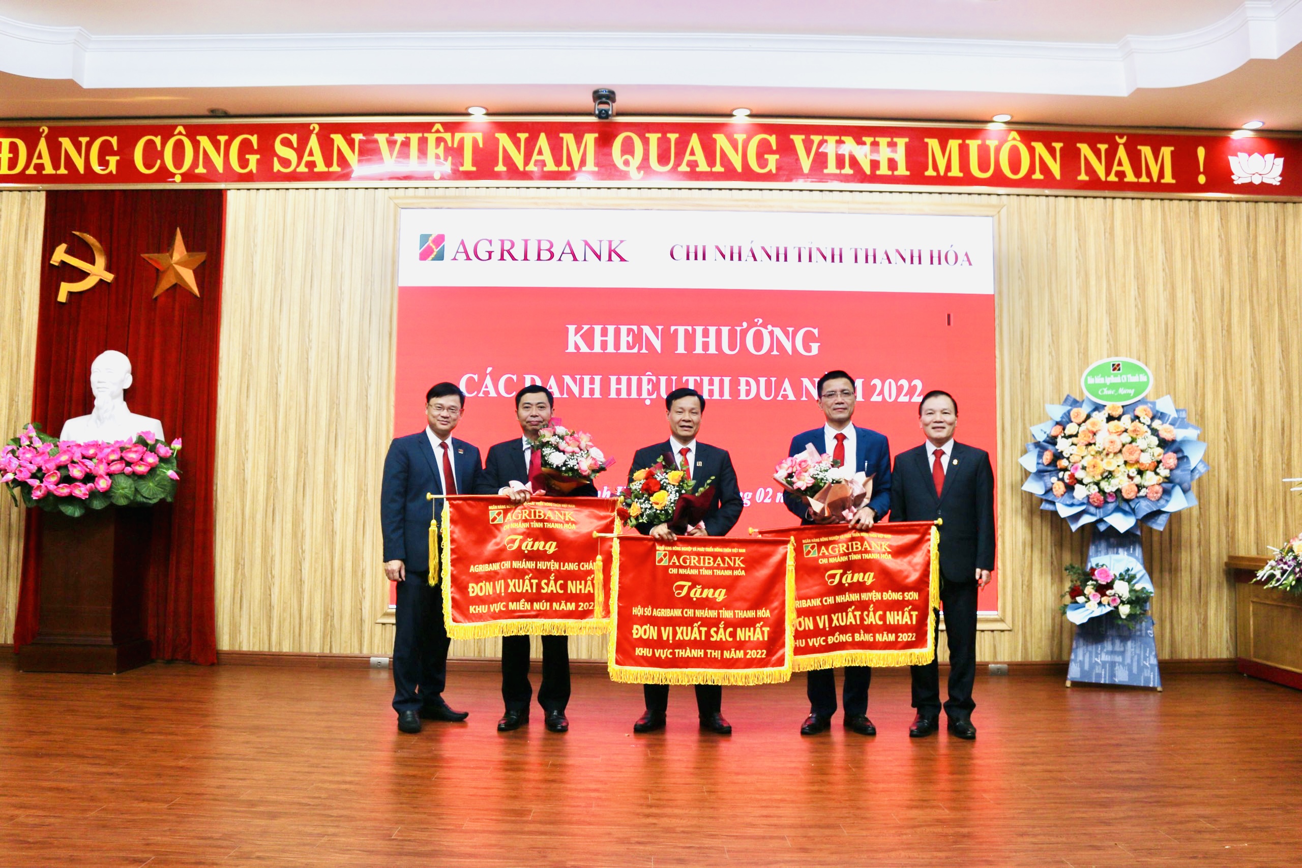 Khen thưởng các chi nhánh dẫn đầu khu vực